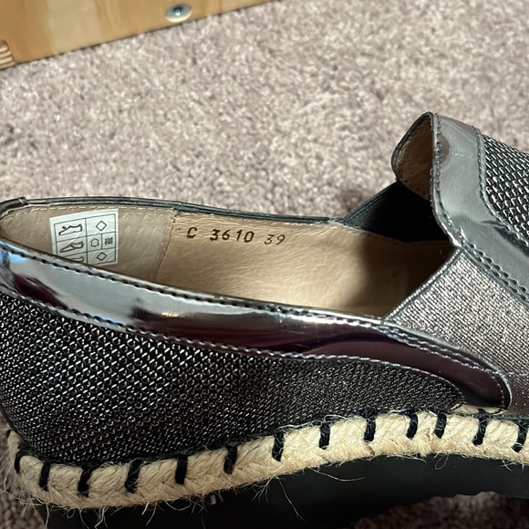 Comfy metallic loafers with espadrille detail. Size 39. - Picture 6 of 7